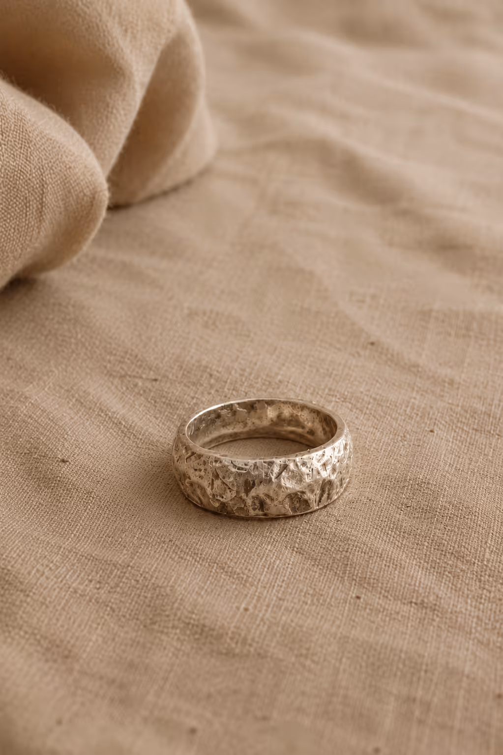 Ring worn on hand at rest